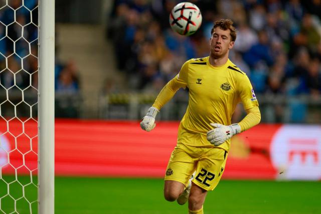 Sunderland's Dutch goalkeeper #22 Robin Roefs runs after the ball during the UEFA Europa League football match between Lech Poznan and Sunderland in Poznan, Poland, on October 22, 2026. (Photo by Wojtek RADWANSKI / AFP)