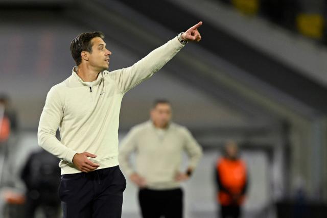 Union SG's Belgian coach David Hubert (C) gestures on the sidelines during the UEFA Europa League league phase matchday 3 football match between Royale Union Saint-Gilloise and Hapoel Beer Sheva in Duesseldorf, western Germany, on October 22, 2026. (Photo by INA FASSBENDER / AFP)