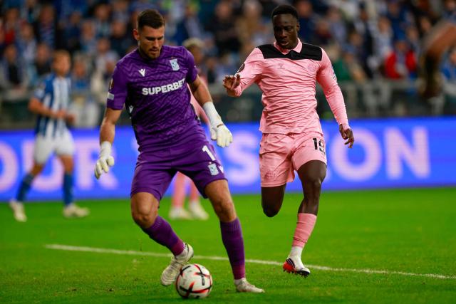 Lech Poznan's Polish goalkeeper #01 Mateusz Lis and Sunderland's Senegalese midfielder #19 Habib Diarra vie for the ball during the UEFA Europa League football match between Lech Poznan and Sunderland in Poznan, Poland, on October 22, 2026. (Photo by Wojtek RADWANSKI / AFP)