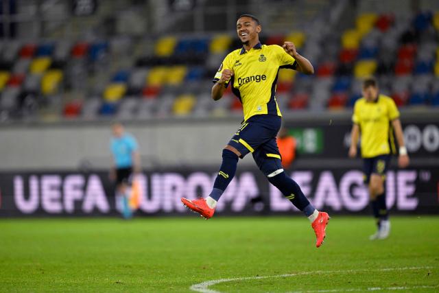 Union SG's Brazilian forward #11 Guilherme Smith (L) celebrates after scoring the 2:0 goal (autogoal by Hapoel Beer Sheva's Israeli defender #12 Itay Rotman) during the UEFA Europa League league phase matchday 3 football match between Royale Union Saint-Gilloise and Hapoel Beer Sheva in Duesseldorf, western Germany, on October 22, 2026. (Photo by INA FASSBENDER / AFP)