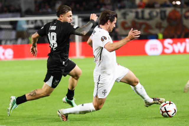 Leverkusen's German midfielder #07 Jonas Hofmann (R) fights for the ball with OFI's Argentinian forward #18 Thiago Nuss (L) during the UEFA Europa League, league phase matchday 3, football match between OFI Crete FC and Bayer Leverkusen at the Pankritio Stadium in Heraklion on October 22, 2026. (Photo by Costas METAXAKIS / AFP)