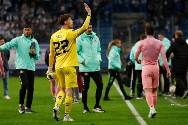 Sunderland's Dutch goalkeeper #22 Robin Roefs reacts after the UEFA Europa League football match between Lech Poznan and Sunderland in Poznan, Poland, on October 22, 2026. (Photo by Wojtek RADWANSKI / AFP)