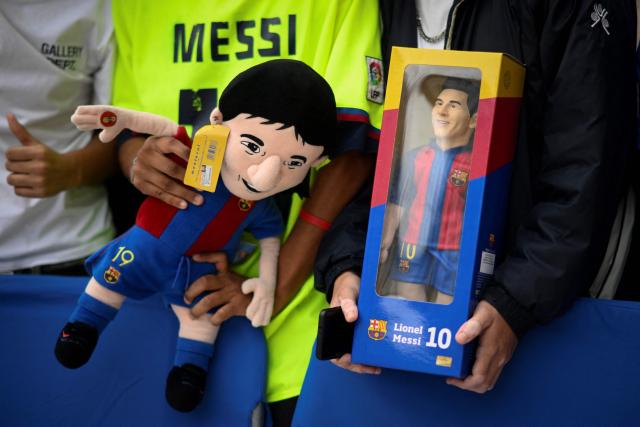 Fans wait for autographs of Lionel Messi prior an event with the Argentinian football legend at the sport hall in Oviedo on October 22, 2026. Lionel Messi will receive the 2026 Princess of Asturias Awards for Sport on October 23, 2026. (Photo by MIGUEL RIOPA / AFP)