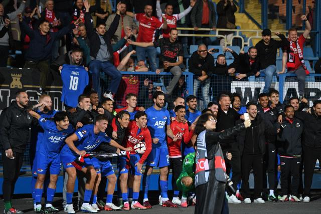 AZ Alkmaar's players celebrate after winning the the UEFA Europa League football match between Ararat-Armenia and AZ Alkmaar at the Republican Stadium named after Vazgen Sargsyan in Yerevan on October 22, 2026. (Photo by KAREN MINASYAN / AFP)