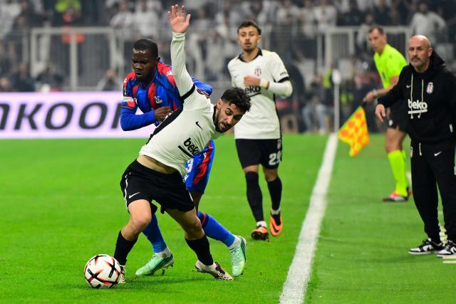 Crystal Palace's defender #03 Tyrick Mitchell (L) and Besiktas' Turkish midfielder #08 Kartal Yilmaz (C) fight for the ball during the UEFA Europa League, league phase matchday 3, football match between Besiktas and Crystal Palace at the Besiktas Tupras Stadium in Istanbul, on October 22, 2026. (Photo by Yasin AKGUL / AFP)