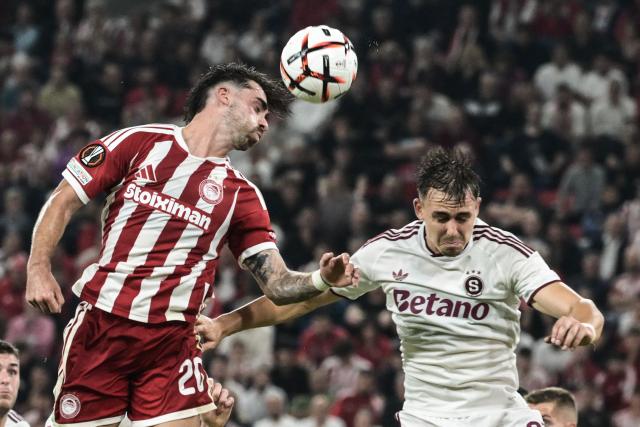 Olympiakos' Portuguese forward #20 Joao Silva (L) fights for the ball with Sparta Praha's Czech midfielder #31 Matej Jurasek (R) during the UEFA Europa League, league phase, matchday 3, football match between Olympiacos and Sparta Praha at Karaiskaki stadium in Athens on October 22, 2026. (Photo by Angelos TZORTZINIS / AFP)