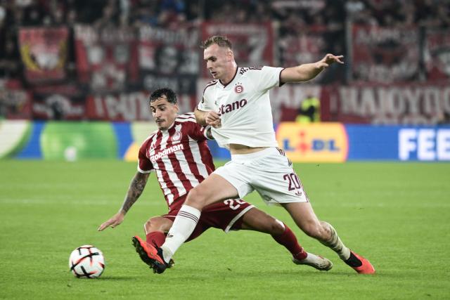Olympiakos' Portuguese midfielder #22 Chiquinho (L) fights for the ball with Sparta Praha's Norwegian midfielder #20 Sivert Mannsverk (R) during the UEFA Europa League, league phase, matchday 3, football match between Olympiacos and Sparta Praha at Karaiskaki stadium in Athens on October 22, 2026. (Photo by Angelos TZORTZINIS / AFP)