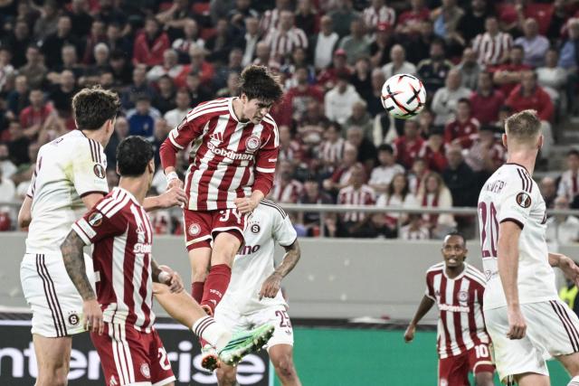 Olympiacos' Mexican forward #34 Armando Gonzalez (c) heads the ball scoring his team's first goal during the UEFA Europa League, league phase, matchday 3, football match between Olympiacos and Sparta Praha at Karaiskaki stadium in Athens on October 22, 2026. (Photo by Angelos TZORTZINIS / AFP)