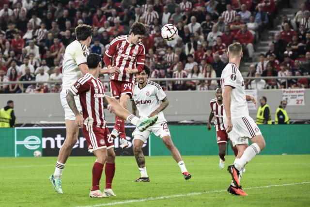 Olympiacos' Mexican forward #34 Armando Gonzalez (c) heads the ball scoring his team's first goal during the UEFA Europa League, league phase, matchday 3, football match between Olympiacos and Sparta Praha at Karaiskaki stadium in Athens on October 22, 2026. (Photo by Angelos TZORTZINIS / AFP)