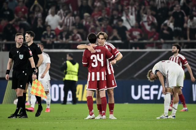 Olympiacos' players celebrate winning the UEFA Europa League, league phase, matchday 3, football match between Olympiacos and Sparta Praha at Karaiskaki stadium in Athens on October 22, 2026. (Photo by Angelos TZORTZINIS / AFP)