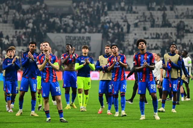 Crystal Palace’s players acknowledge their supporters at the end of the UEFA during the UEFA Europa League, league phase matchday 3, football match between Cyrstal Palace and Besiktas at Besiktas Tupras Stadium in Istanbul, on October 22, 2026. (Photo by Yasin AKGUL / AFP)