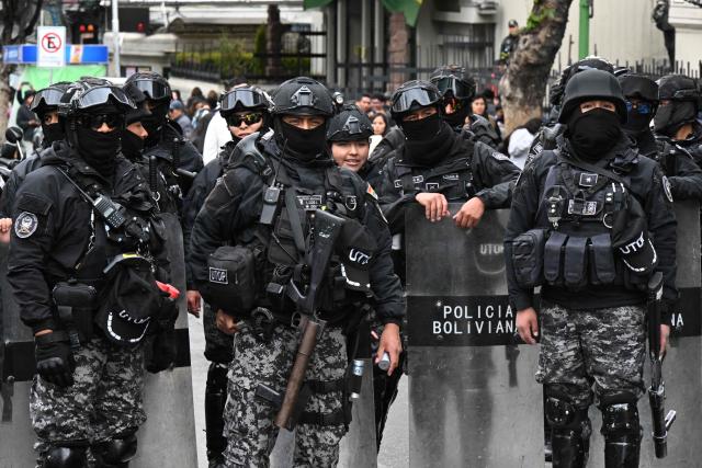 Riot police officers stand guard during a teachers' march protesting the government's economic and educational policies in La Paz on October 22, 2026. (Photo by Aizar RALDES / AFP)