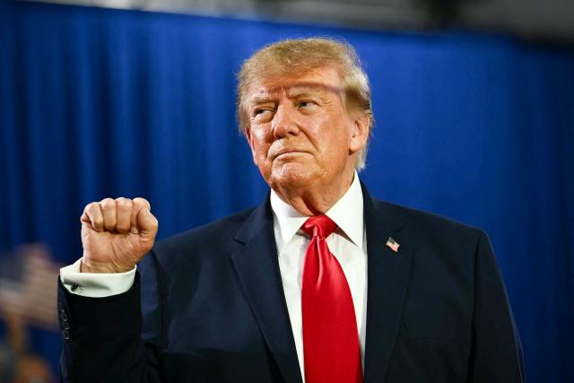 US President Donald Trump arrives to speak at a midterm election campaign rally at Sioux Gateway Airport in Sioux City, Iowa on October 22, 2026. President Trump is travelling the country to try to give a boost to Republicans in tight midterm races. (Photo by Kent NISHIMURA / AFP)