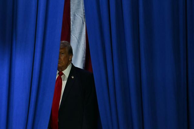 US President Donald Trump arrives to speak at a midterm election campaign rally at Sioux Gateway Airport in Sioux City, Iowa on October 22, 2026. President Trump is travelling the country to try to give a boost to Republicans in tight midterm races. (Photo by Kent NISHIMURA / AFP)