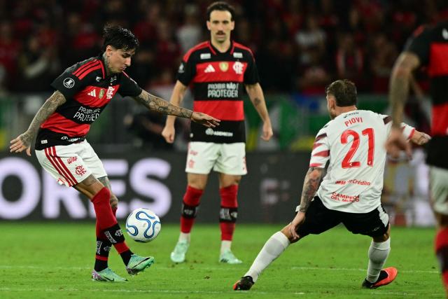 Flamengo's Chilean midfielder #05 Erick Pulgar and Estudiantes' midfielder #21 Ezequiel Piovi fight for the ball during the Copa Libertadores semifinal second leg football match between Brazil's Flamengo and Argentina's Estudiantes de La Plata at the Maracana stadium in Rio de Janeiro, Brazil, on October 22, 2026. (Photo by Pablo PORCIUNCULA / AFP)
