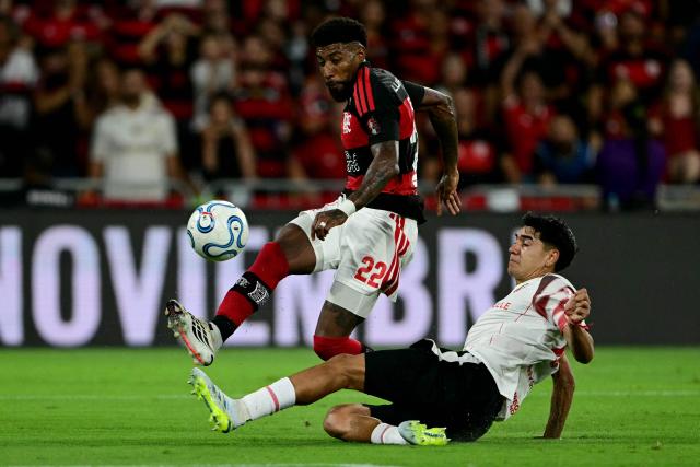 Flamengo's defender #22 Emerson Leite kicks the ball during the Copa Libertadores semifinal second leg football match between Brazil's Flamengo and Argentina's Estudiantes de La Plata at the Maracana stadium in Rio de Janeiro, Brazil, on October 22, 2026. (Photo by Pablo PORCIUNCULA / AFP)