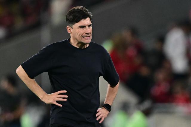 Estudiantes' Uruguayan head coach Alexander Medina gestures during the Copa Libertadores semifinal second leg football match between Brazil's Flamengo and Argentina's Estudiantes de La Plata at the Maracana stadium in Rio de Janeiro, Brazil, on October 22, 2026. (Photo by Pablo PORCIUNCULA / AFP)