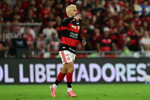 Flamengo's Uruguayan midfielder #10 Giorgian de Arrascaeta reacts during the Copa Libertadores semifinal second leg football match between Brazil's Flamengo and Argentina's Estudiantes de La Plata at the Maracana stadium in Rio de Janeiro, Brazil, on October 22, 2026. (Photo by Pablo PORCIUNCULA / AFP)