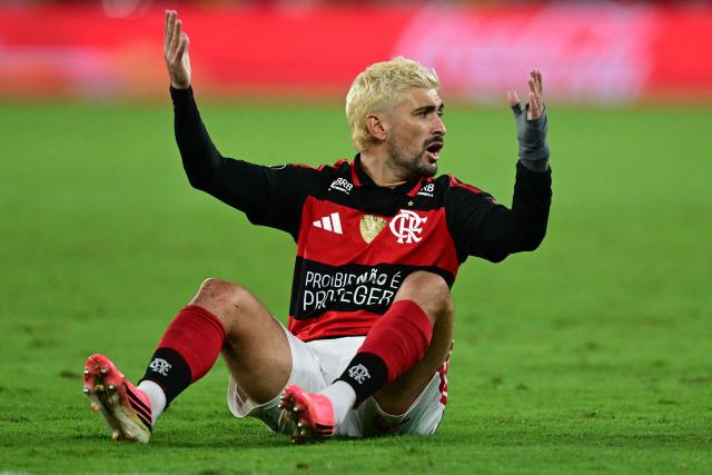 Flamengo's Uruguayan midfielder #10 Giorgian de Arrascaeta reacts during the Copa Libertadores semifinal second leg football match between Brazil's Flamengo and Argentina's Estudiantes de La Plata at the Maracana stadium in Rio de Janeiro, Brazil, on October 22, 2026. (Photo by Pablo PORCIUNCULA / AFP)