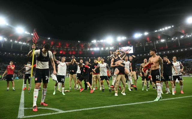 Estudiantes' defender #24 Tomas Palacios holds a corner flag as their teammates celebrate after winning the penalty shootout of the Copa Libertadores semifinal second leg football match between Brazil's Flamengo and Argentina's Estudiantes de La Plata at the Maracana stadium in Rio de Janeiro, Brazil, on October 22, 2026. (Photo by MAURO PIMENTEL / AFP)