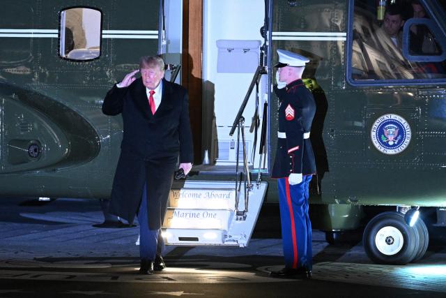US President Donald Trump steps off Marine One on the South Lawn of the White House in Washington, DC, early morning on October 23, 2026. President Trump is returning to Washington, DC after speaking at a midterm campaign rally in Iowa. (Photo by Alex WROBLEWSKI / AFP)