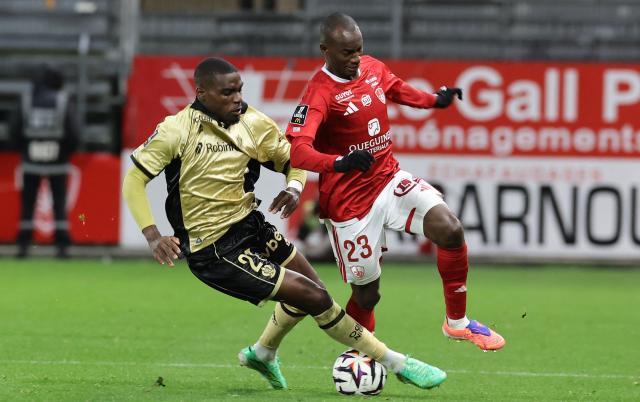 Brest's Malian midfielder #23 Kamory Doumbia (R) fights for the ball with Nice's French defender #27 Niels Nkounkou during the French L1 football match between Stade Brestois 29 and OGC Nice at the Francis-Le Ble Stadium in Brest, western France on October 23, 2026. (Photo by Fred TANNEAU / AFP)
