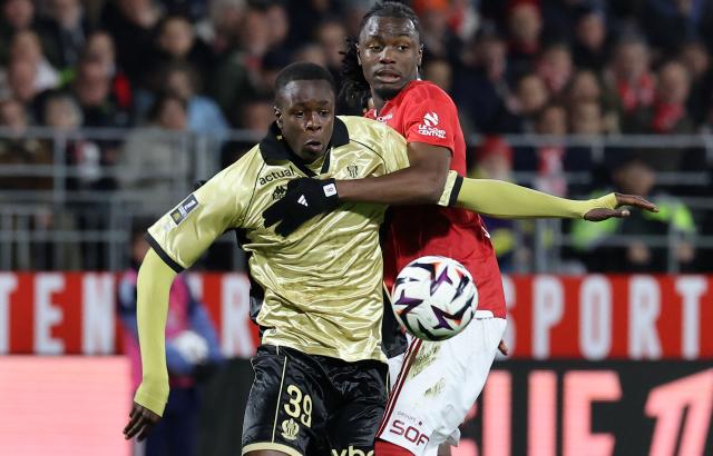 Nice's French midfielder #39 Djibril Coulibaly (L) fights for the ball with Brest's Belgian midfielder #07 Joseph Nonge during the French L1 football match between Stade Brestois 29 and OGC Nice at the Francis-Le Ble Stadium in Brest, western France on October 23, 2026. (Photo by Fred TANNEAU / AFP)
