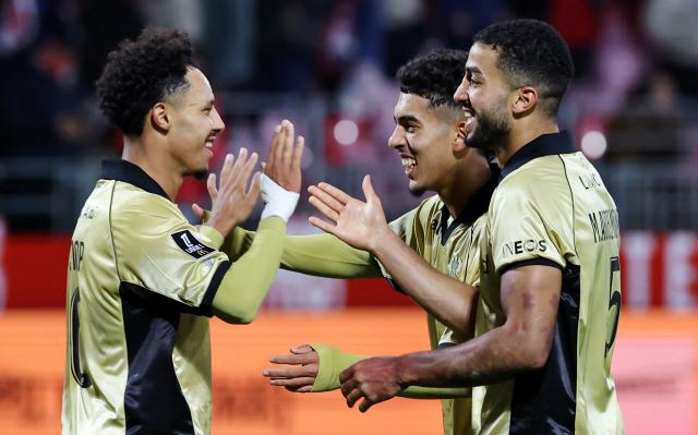 Nice's players celebrate after winning the French L1 football match between Stade Brestois 29 and OGC Nice at the Francis-Le Ble Stadium in Brest, western France on October 23, 2026. (Photo by Fred TANNEAU / AFP)
