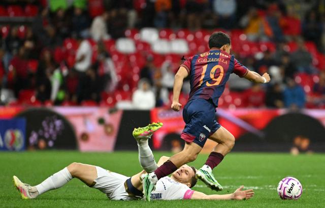 Atlante's midfielder #19 Luis Calzadilla and San Luis' French midfielder #10 Sebastien Salles-Lamonge fight for the ball during the Liga MX Apertura tournament football match between Atlante and San Luis at the Banorte stadium in Mexico City on October 23, 2026. (Photo by Yuri CORTEZ / AFP)