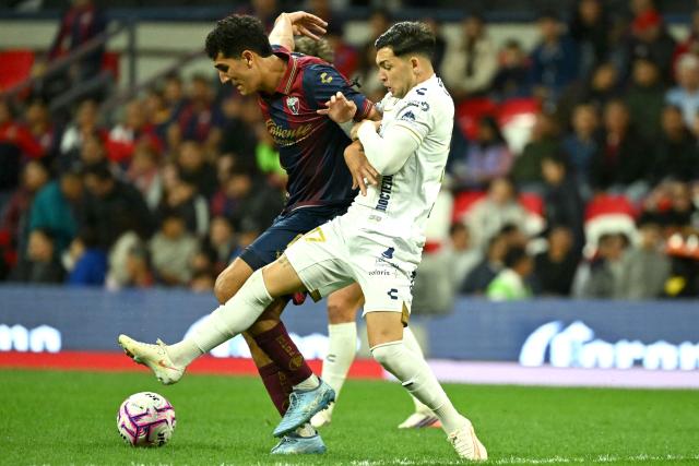 Atlante's defender #06 Nico Carrera and San Luis' Uruguayan forward #17 Anderson Duarte fight for the ball during the Liga MX Apertura tournament football match between Atlante and San Luis at the Banorte stadium in Mexico City on October 23, 2026. (Photo by Yuri CORTEZ / AFP)