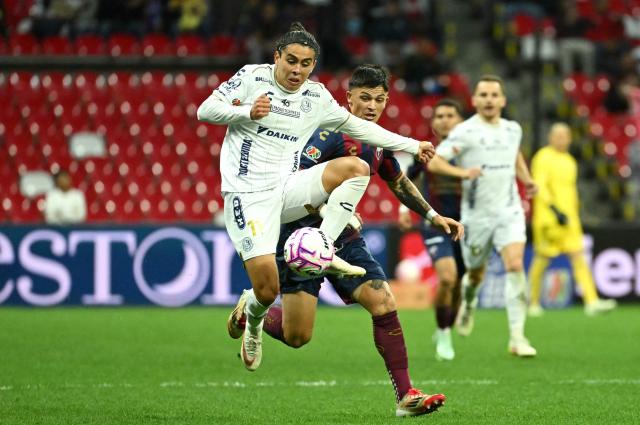 San Luis' US midfielder #11 David Rodriguez and Atlante's Argentine defender #44 Aaron Quiros fight for the ball during the Liga MX Apertura tournament football match between Atlante and San Luis at the Banorte stadium in Mexico City on October 23, 2026. (Photo by Yuri CORTEZ / AFP)