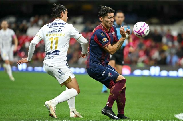 San Luis' US midfielder #11 David Rodriguez and Atlante's forward #34 Edgar Jimenez fight for the ball during the Liga MX Apertura tournament football match between Atlante and San Luis at the Banorte stadium in Mexico City on October 23, 2026. (Photo by Yuri CORTEZ / AFP)