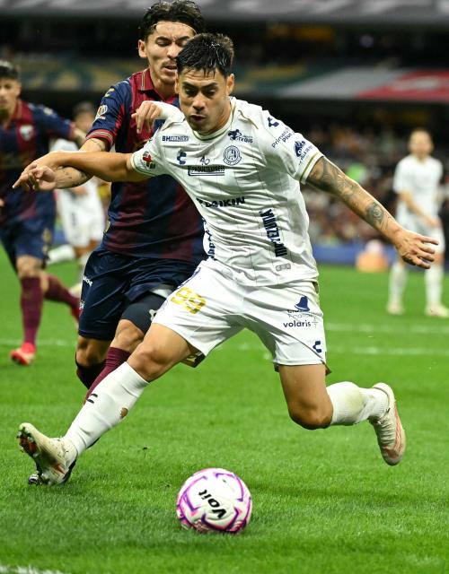 San Luis' Chilean forward #99 Felipe Mora and Atlante's forward #34 Edgar Jimenez fight for the ball during the Liga MX Apertura tournament football match between Atlante and San Luis at the Banorte stadium in Mexico City on October 23, 2026. (Photo by Yuri CORTEZ / AFP)
