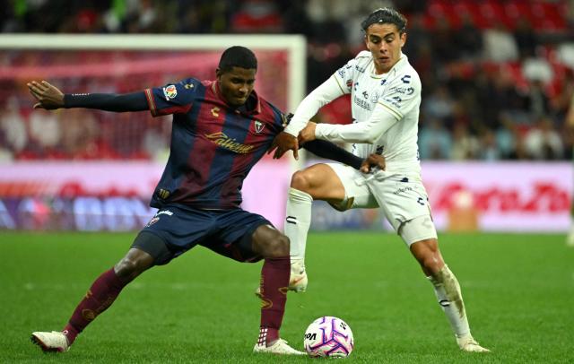 Atlante's Ecuadorean defender #32 Diogo Bagui and San Luis' US midfielder #11 David Rodriguez fight for the ball during the Liga MX Apertura tournament football match between Atlante and San Luis at the Banorte stadium in Mexico City on October 23, 2026. (Photo by Yuri CORTEZ / AFP)