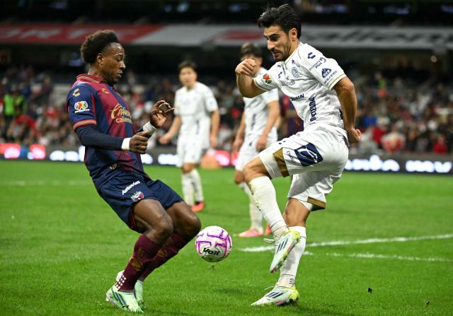 Atlante's Ecuadorian midfielder #07 Jhojan Julio and San Luis' defender #18 Aldo Cruz fight for the ball during the Liga MX Apertura tournament football match between Atlante and San Luis at the Banorte stadium in Mexico City on October 23, 2026. (Photo by Yuri CORTEZ / AFP)