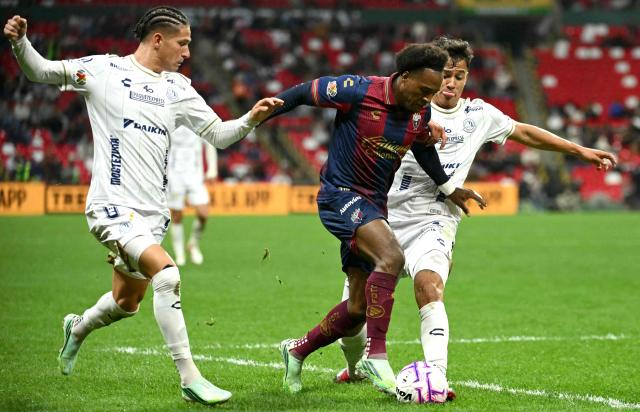 Atlante's Ecuadorian midfielder #07 Jhojan Julio (C), San Luis' midfielder #07 Benjamin Galdames (L) and defender #31 Eduardo Aguila fight for the ball during the Liga MX Apertura tournament football match between Atlante and San Luis at the Banorte stadium in Mexico City on October 23, 2026. (Photo by Yuri CORTEZ / AFP)