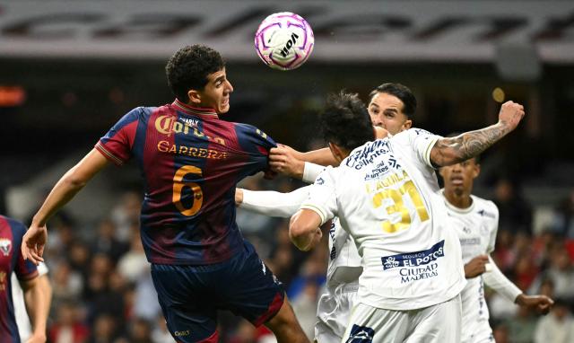 Atlante's defender #06 Nico Carrera and San Luis' defender #31 Eduardo Aguila fight for the ball during the Liga MX Apertura tournament football match between Atlante and San Luis at the Banorte stadium in Mexico City on October 23, 2026. (Photo by Yuri CORTEZ / AFP)