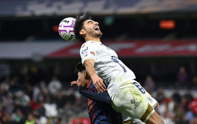 San Luis' defender #18 Aldo Cruz heads the ball during the Liga MX Apertura tournament football match between Atlante and San Luis at the Banorte stadium in Mexico City on October 23, 2026. (Photo by Yuri CORTEZ / AFP)