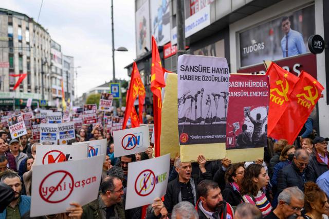 Protesters hold placards, one reading  reading "No to Censorship, Freedom for News'' during a rally against what they described as growing pressure on journalists including arrests and media shutdowns, in Istanbul, on October 24, 2026. (Photo by Yasin AKGUL / AFP)