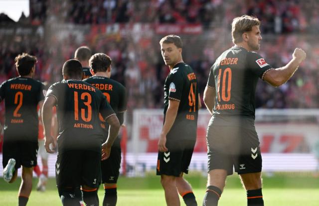 Bremen's German forward #10 Niclas Fuellkrug (R) celebrates scoring during the German first division Bundesliga football match between Mainz 05 and Werder Bremen in Mainz on October 24, 2026. (Photo by Kirill KUDRYAVTSEV / AFP) / DFL REGULATIONS PROHIBIT ANY USE OF PHOTOGRAPHS AS IMAGE SEQUENCES AND/OR QUASI-VIDEO