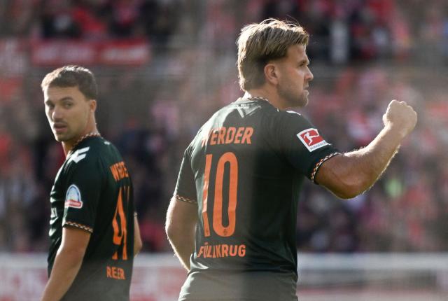 Bremen's German forward #10 Niclas Fuellkrug (R) celebrates scoring during the German first division Bundesliga football match between Mainz 05 and Werder Bremen in Mainz on October 24, 2026. (Photo by Kirill KUDRYAVTSEV / AFP) / DFL REGULATIONS PROHIBIT ANY USE OF PHOTOGRAPHS AS IMAGE SEQUENCES AND/OR QUASI-VIDEO
