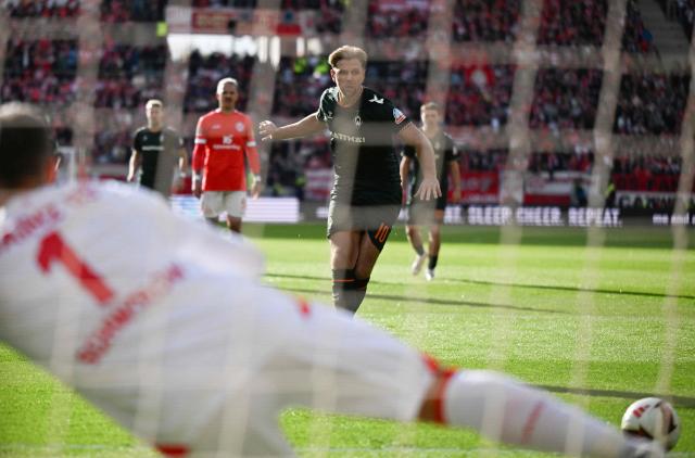 Bremen's German forward #10 Niclas Fuellkrug scores a penalty during the German first division Bundesliga football match between Mainz 05 and Werder Bremen in Mainz on October 24, 2026. (Photo by Kirill KUDRYAVTSEV / AFP) / DFL REGULATIONS PROHIBIT ANY USE OF PHOTOGRAPHS AS IMAGE SEQUENCES AND/OR QUASI-VIDEO