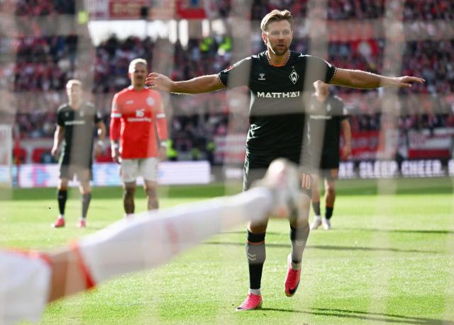 Bremen's German forward #10 Niclas Fuellkrug (R) celebrates scoring during the German first division Bundesliga football match between Mainz 05 and Werder Bremen in Mainz on October 24, 2026. (Photo by Kirill KUDRYAVTSEV / AFP) / DFL REGULATIONS PROHIBIT ANY USE OF PHOTOGRAPHS AS IMAGE SEQUENCES AND/OR QUASI-VIDEO