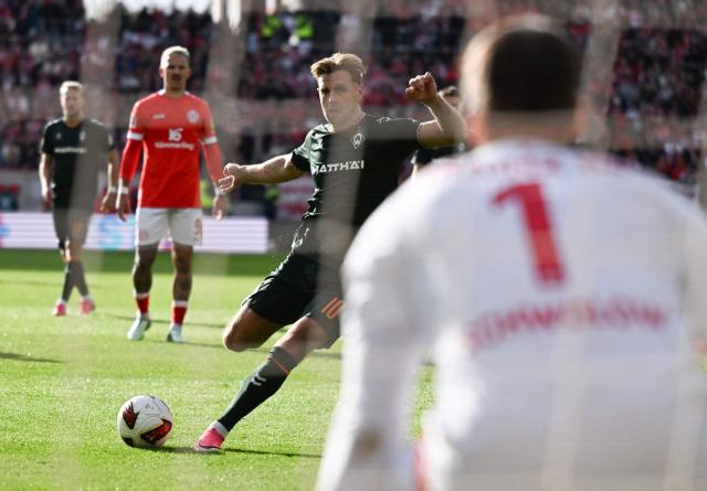 Bremen's German forward #10 Niclas Fuellkrug scores a penalty during the German first division Bundesliga football match between Mainz 05 and Werder Bremen in Mainz on October 24, 2026. (Photo by Kirill KUDRYAVTSEV / AFP) / DFL REGULATIONS PROHIBIT ANY USE OF PHOTOGRAPHS AS IMAGE SEQUENCES AND/OR QUASI-VIDEO