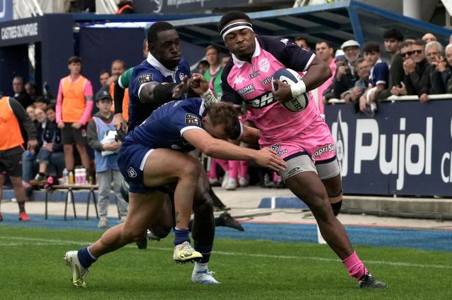 Stade Francais Paris’ Spanish left wing Samuel Ezeala (R) runs to score a try during the French Top14 rugby union match between Castres Olympique and Stade Franзais Paris at Stade Pierre-Fabre in Castres, southwestern France on October 24, 2026. (Photo by Idriss Bigou-Gilles / AFP)