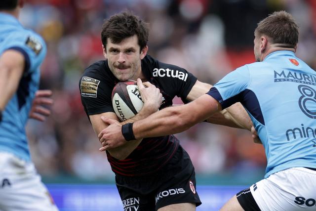 Toulouse's Scottish fly-half Blair Kinghorn (C) is tackled during the French Top14 rugby union match between Stade Toulousain and USA Perpignan at the Ernest Wallon Stadium in Toulouse, southwestern France, on October 24, 2026. (Photo by Valentine CHAPUIS / AFP)