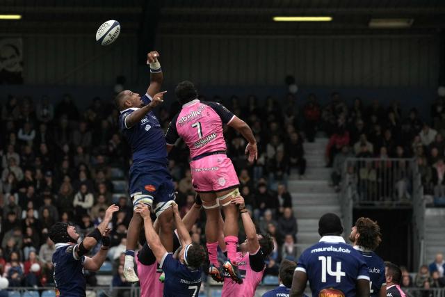 Castres' French flanker Mathieu Babillot (CL) and Stade français Paris' French flanker Ryan Chapuis (CR) stretch for the ball as they are lifted into the air for a lineout during the French Top14 rugby union match between Castres Olympique and Stade Français Paris at Stade Pierre-Fabre in Castres, southwestern France on October 24, 2026. (Photo by Idriss Bigou-Gilles / AFP)