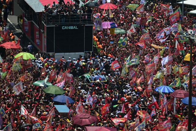 Brazil's President and presidential candidate Luiz Inacio Lula da Silva (C) of the Workers' Party (PT) attends a rally on Copacabana beach in Rio de Janeiro, Brazil, on October 24, 2026, ahead of the presidential election runoff. (Photo by Pablo PORCIUNCULA / AFP)
