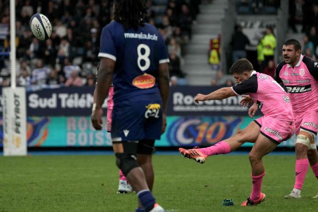 Stade Francais Paris’ French fly-half Louis Carbonel (2R) takes a kick during the French Top14 rugby union match between Castres Olympique and Stade Franзais Paris at Stade Pierre-Fabre in Castres, southwestern France on October 24, 2026. (Photo by Idriss Bigou-Gilles / AFP)