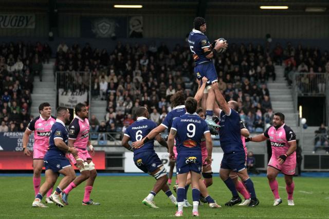 Castres Olympique’s French lock Florent Vanverberghe (C/R) grabs the ball in a line out during the French Top14 rugby union match between Castres Olympique and Stade Franзais Paris at Stade Pierre-Fabre in Castres, southwestern France on October 24, 2026. (Photo by Idriss Bigou-Gilles / AFP)